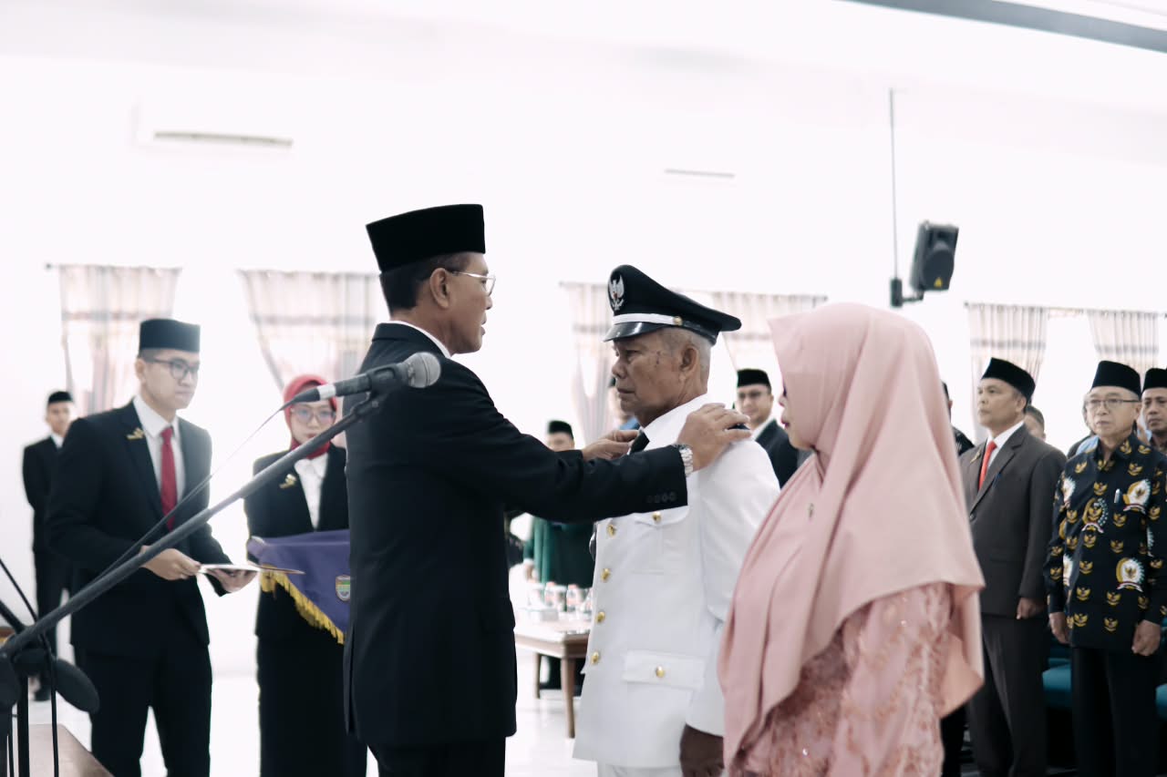 Lantik Hasan sebagai Kades Cisontrol, Bupati Herdiat Tegaskan: Pahami Hukum, Jangan Sampai Tersandung Kasus!