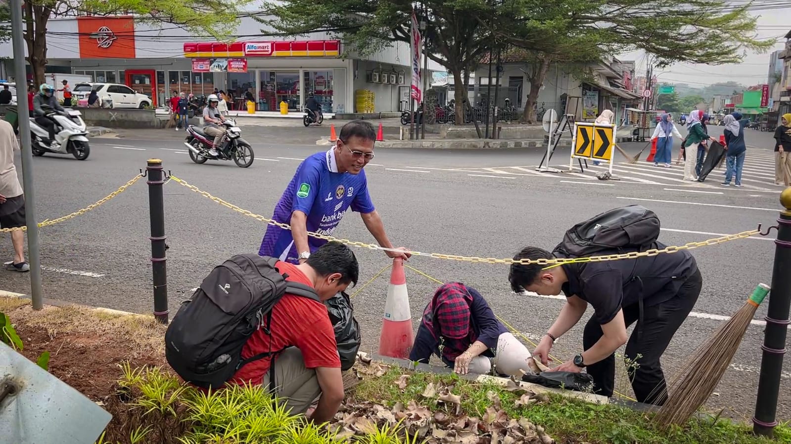 Ribuan Aparatur Pemkab Ciamis dan Masyarakat Bersihkan 16 Titik Kota dalam Gerakan Jumat Bersih