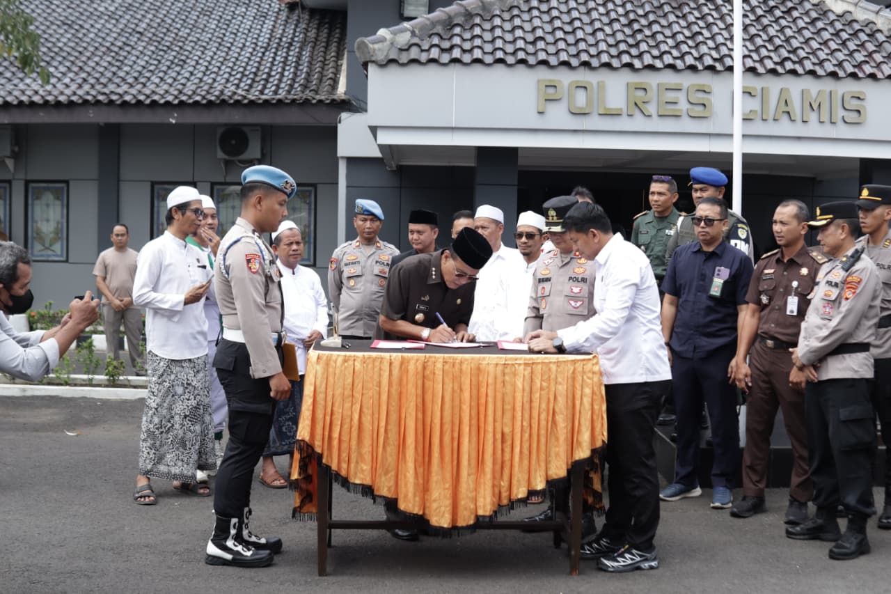 Bupati Herdiat Apresiasi Langkah Tegas Polres Ciamis, 5.599 Botol Miras Dimusnahkan